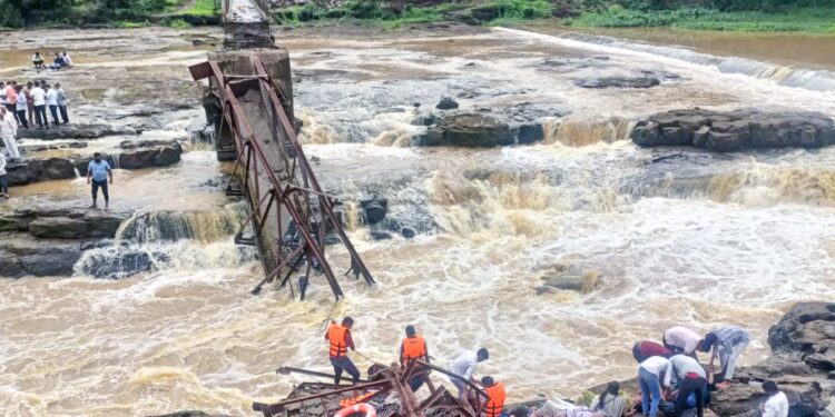Bridge Collapse in Maharashtra, India Kills Four, Injures Dozens