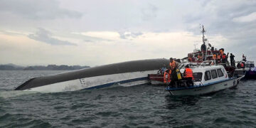 Tourist Boat Capsizes in Vietnam’s Ha Long Bay, Leaving 34 Dead and Several Missing