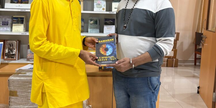 Swami Praglanandha Receives Special Copy of The Spiritual Nexus – GUT from Author Samaran