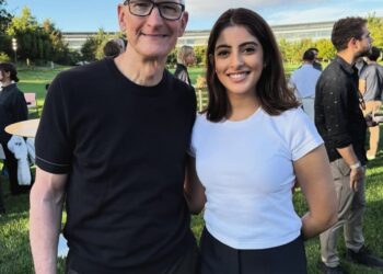 Bollywood Heiress Navya Naveli Nanda Poses with Apple CEO Tim Cook at iPhone 17 Launch Event in California