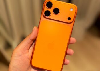 Crowds Swarm Mumbai Apple Store as iPhone 17 Series Launches in India